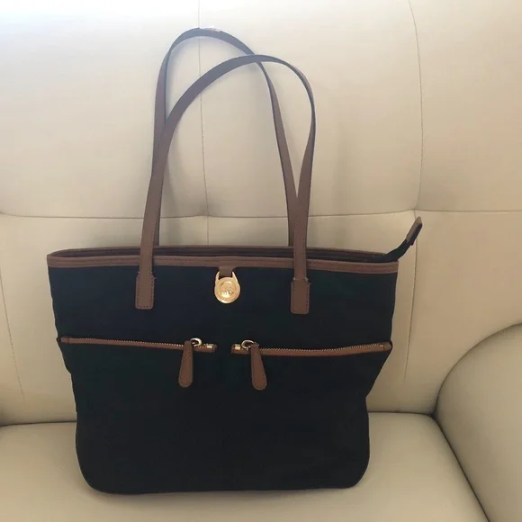 Michael Kors | Bags | Preowned Medium Michael Kors Navy Blue  display picture 2